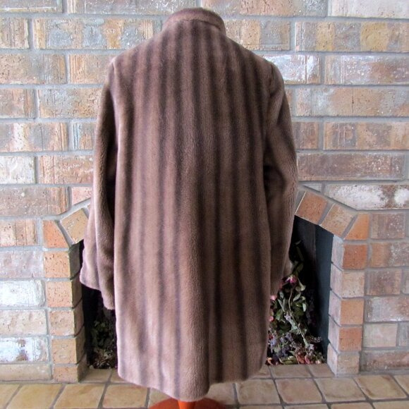 VINTAGE COAT, M-L, BROWN FAUX FUR w GOLDEN CLASP,  COZY & WARM w LOVELY LINING - Picture 7 of 7
